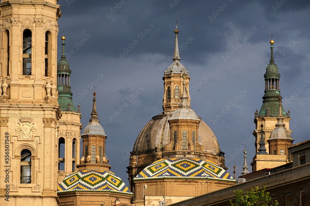 Obraz premium View at the Basilica of Our Lady of the Pillar in Zaragoza. Zaragoza is the capital city of the Zaragoza province and of the autonomous community of Aragon.