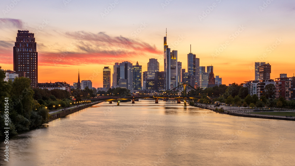 Obraz premium Skyline Frankfurt bei Sonnenuntergang