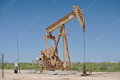 Valokuva Beige pump jack front oblique angle