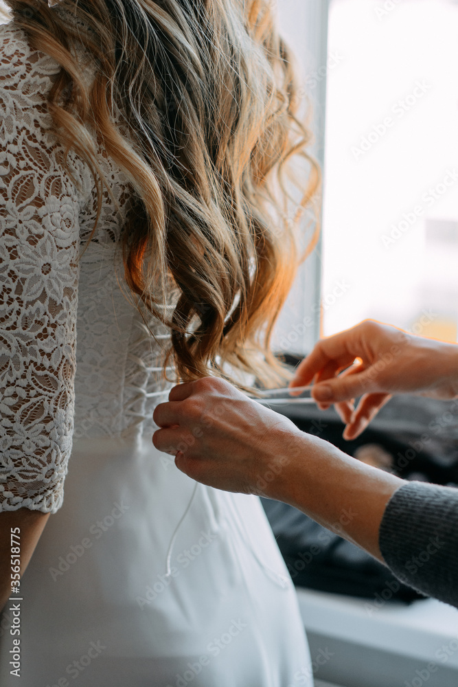 hands of the bride