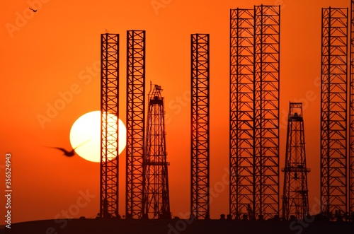 Puesta de sol entre construcciones  photo