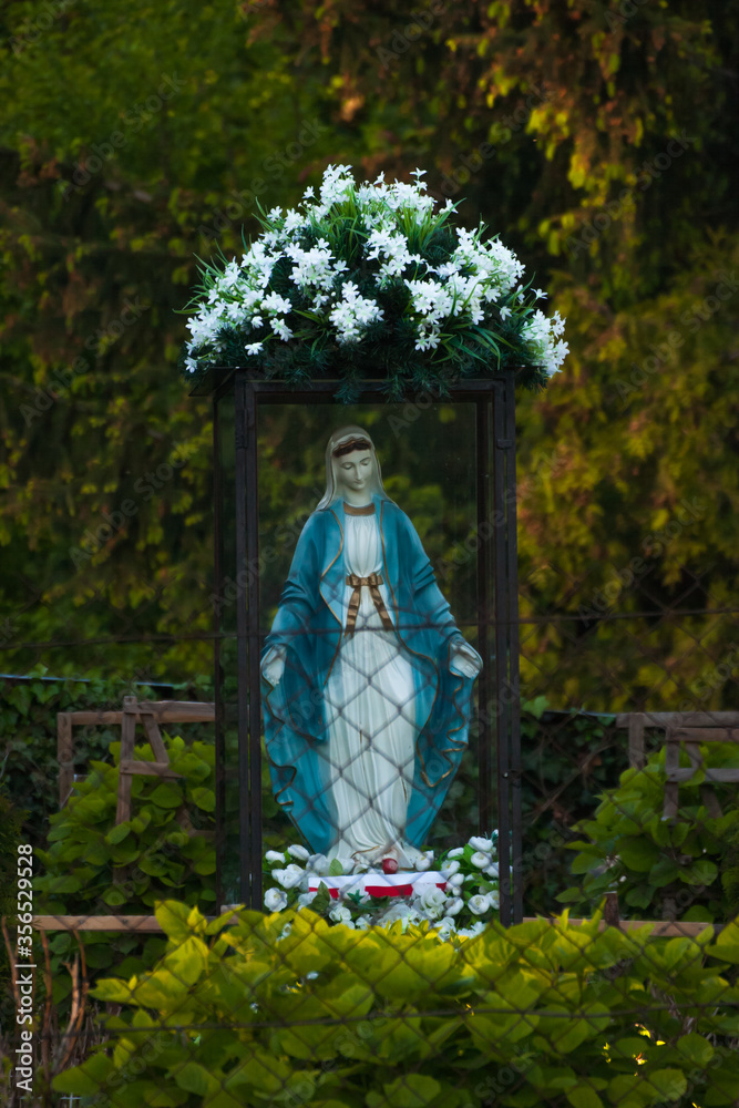 figure Miriam in the roadside shrine