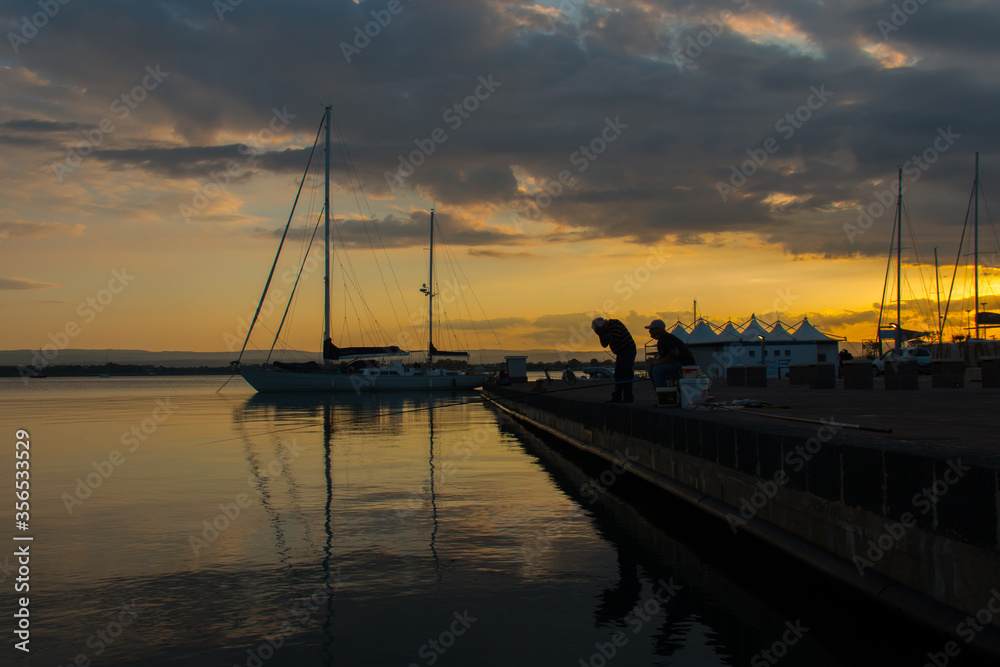 Obraz premium sunset in the harbor