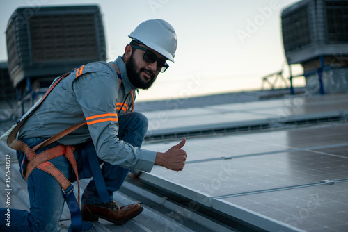 Trabajador revisando paneles solares