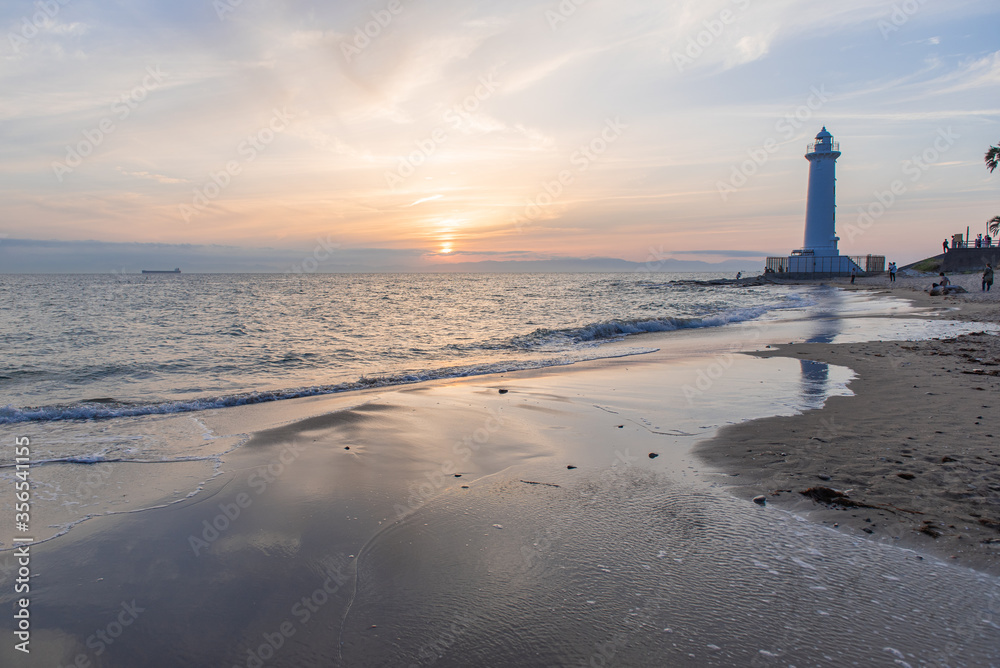 Fototapeta premium 夕暮れ時の野間灯台と空のリフレクション