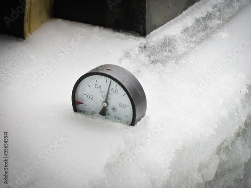 The pressure gauge is designed to measure excess pressure in oxygen, acetylene generation and distribution systems in pipe. Production for reducers of gas cylinders. Measuring under the snow and ice  