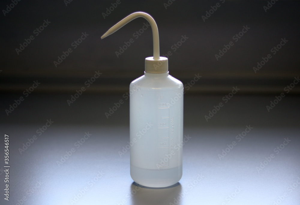 Wash bottle made up of polyethylene (PE), using for rinse pieces of laboratory glassware, test
