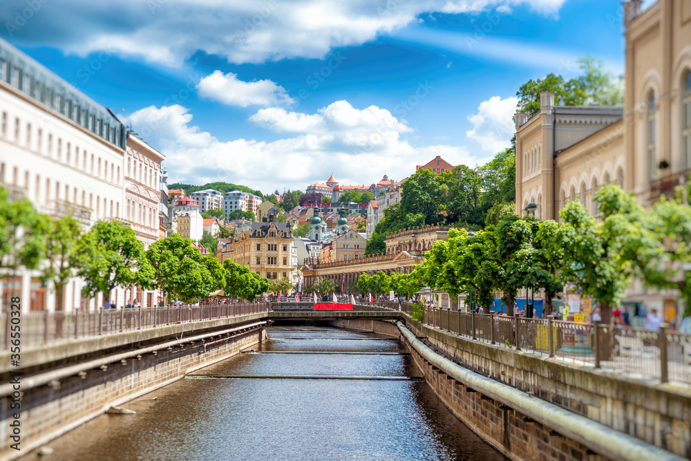 Φωτογραφία The city center with buildings and hotels along the river Tepla and bridge over the canal
