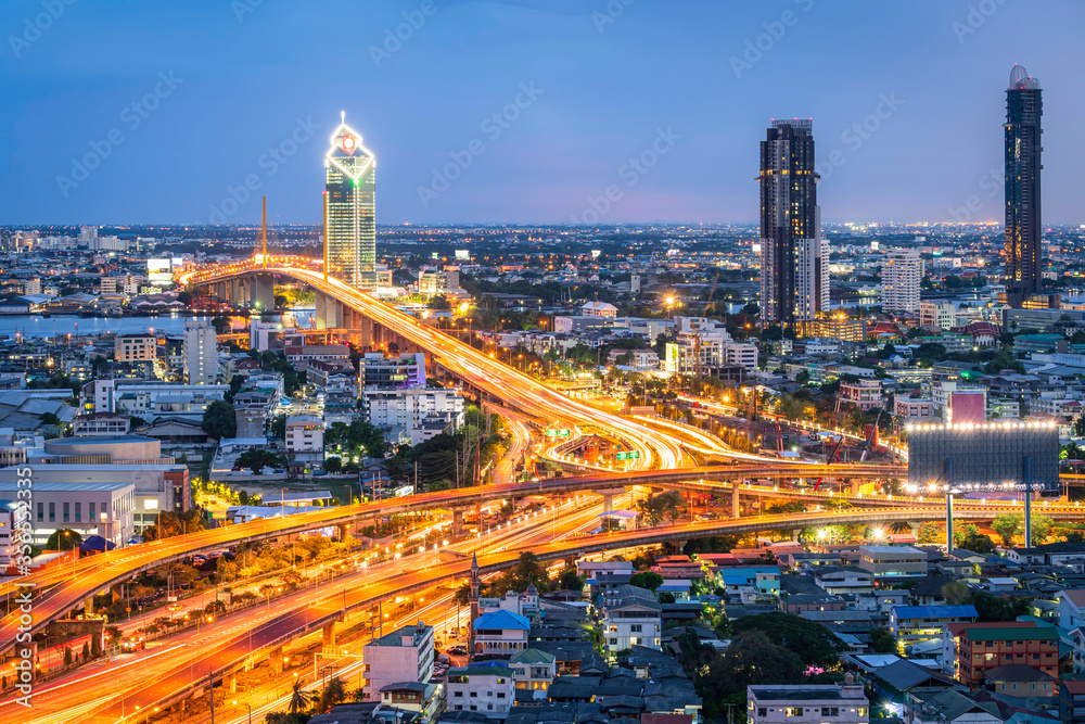Fototapeta premium Cityscape view of Bangkok modern office with sunset sky