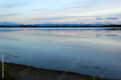 アラスカ、日没後の湖 © officek