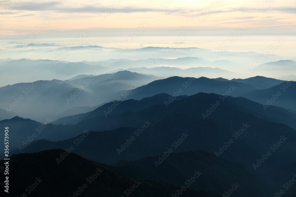 夕暮れ時の笠ヶ岳。北アルプスの絶景。Fantastic sunset panorama of Japanese north alps, from Kasagatake, Japan. 