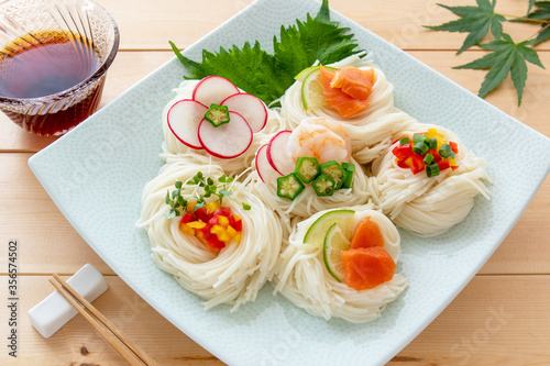そうめんと薬味の盛り付け