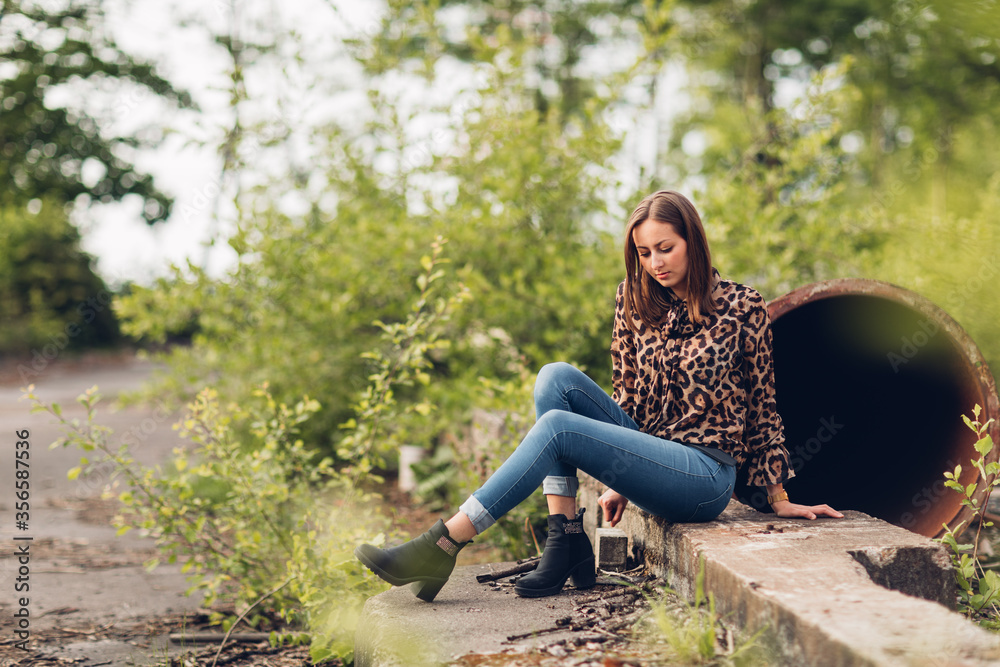 Portrait einer jungen Frau in Bluse und Jeans in einem Lost Place Portrait einer jungen Frau in Bluse und Jeans in einem Lost Place