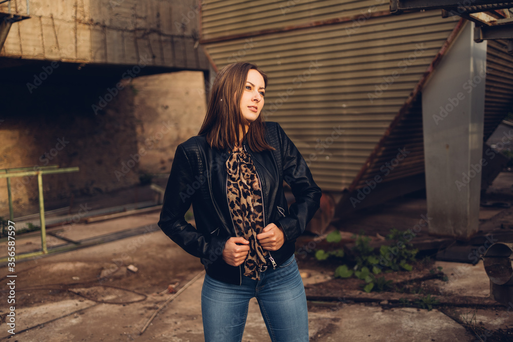 Junge Frau In Lederjacke Und Jeans Posiert In Einem Lost Place Stock Photo Adobe Stock