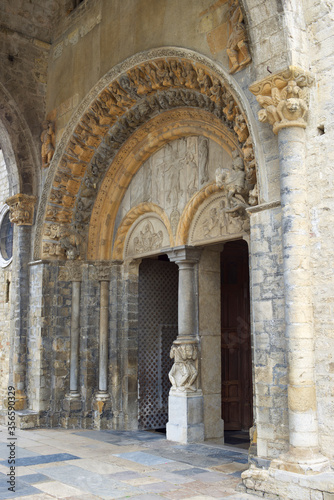 Oloron Cathedral view © WINDCOLORS