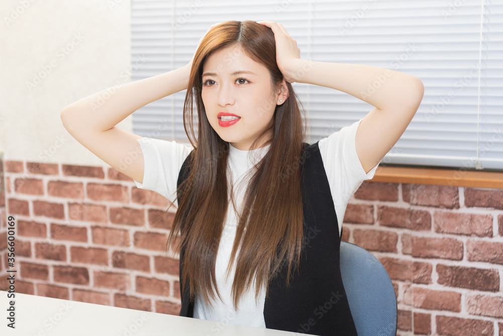 考え込む若い女性 考え込む若い女性