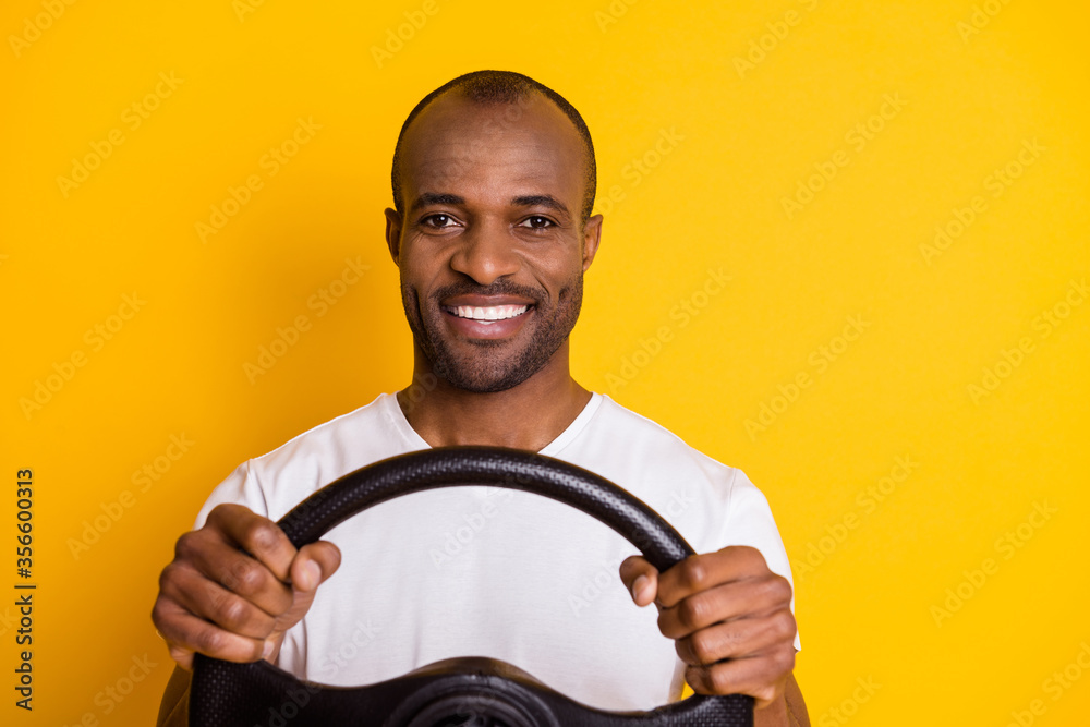 Φωτογραφία Portrait of positive cheerful afro american guy hold steering wheel enjoy travel