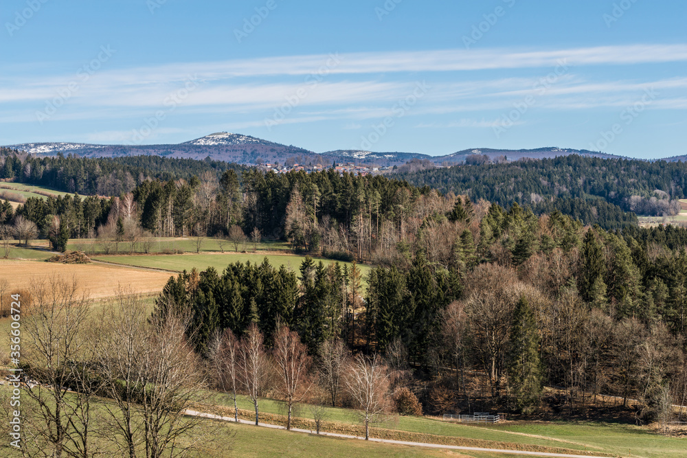 Obraz premium Blick auf den Berg Lusen gesehen von Grafenau im Bayerischen Wald im Sommer, Deutschland