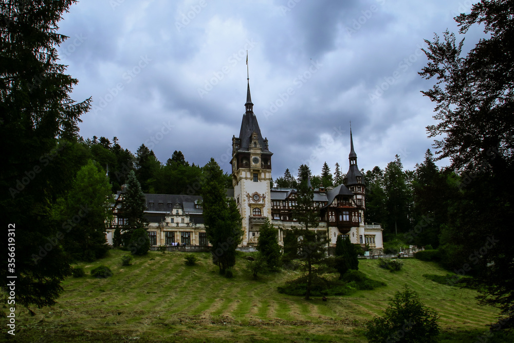 El Castillo de Valea Peleș o, simplemente, castillo Peleș. Palacio situado en Sinaia, Rumania, construido entre 1873 y 1914 por el arquitecto Karel Liman. El Castillo de Valea Peleș o, simplemente, castillo Peleș. Palacio situado en Sinaia, Rumania, construido entre 1873 y 1914 por el arquitecto Karel Liman.