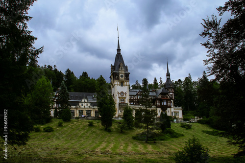 El Castillo de Valea Peleș o, simplemente, castillo Peleș. Palacio situado en Sinaia, Rumania, construido entre 1873 y 1914 por el arquitecto Karel Liman.