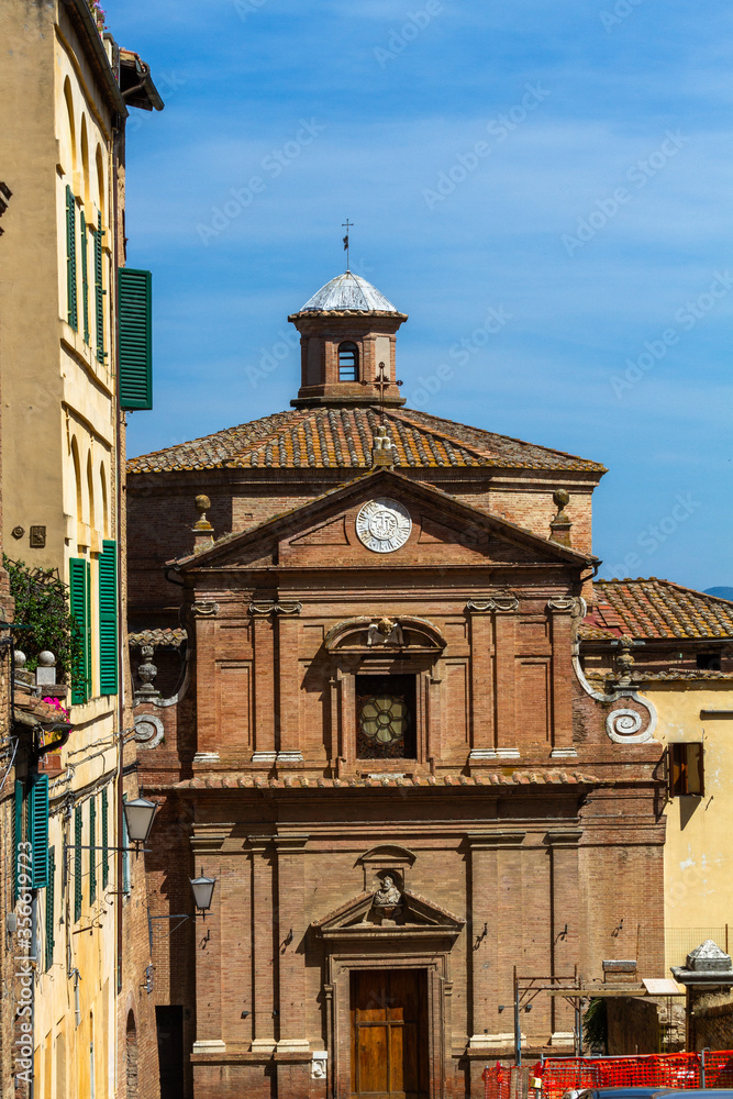 Fototapeta premium Streets and houses and sculptues in Siena Italy