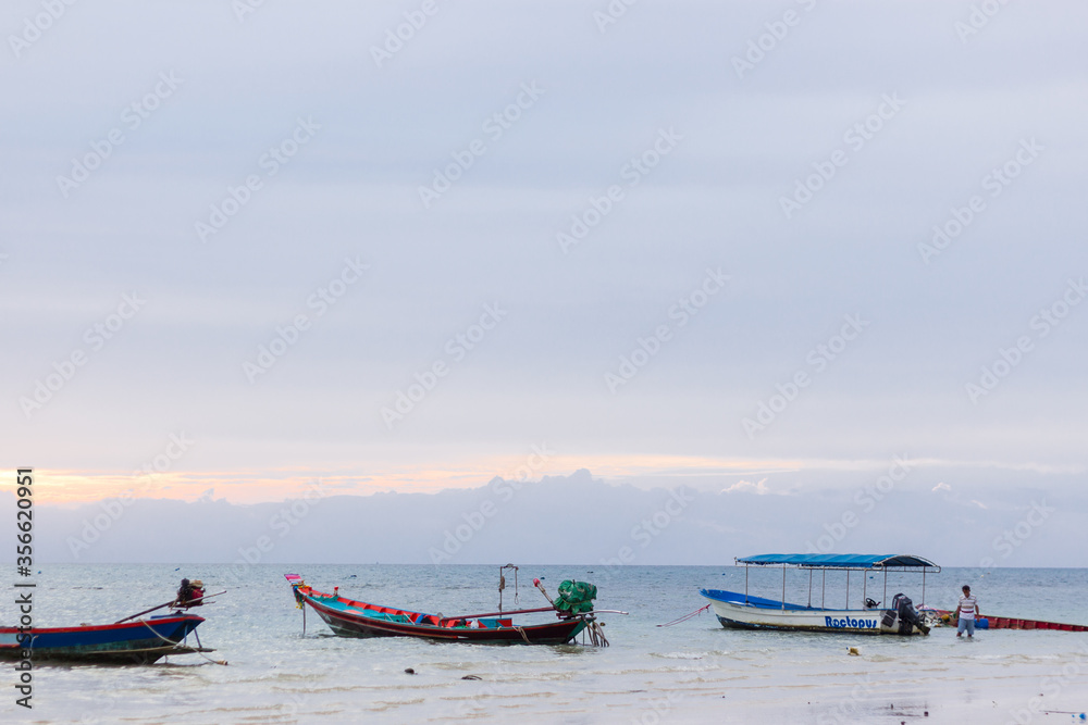 Barcas de Koh tao, Tahilandia, en el mar con nubes
