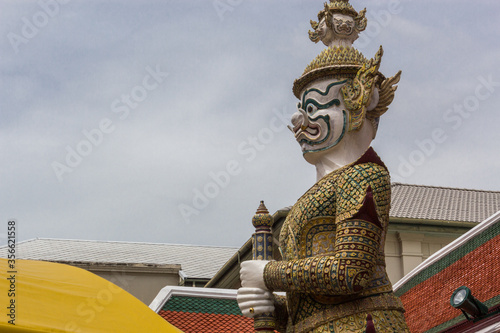 figura de guardián del palacio real de Bangkok