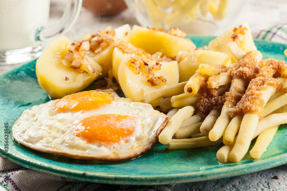 Fried eggs with boiled potatoes and yellow string beans Fried eggs with boiled potatoes and yellow string beans