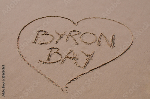 Photographie Heart shape and Byron Bay inscription in the sand