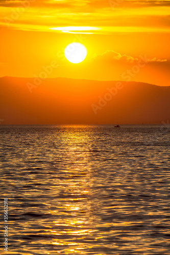 Fototapeta Naklejka Na Ścianę i Meble -  Geneva lake sunset in Switzerland