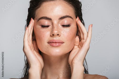 Obraz na plátně Beauty portrait of an attractive sensual young brunette woman