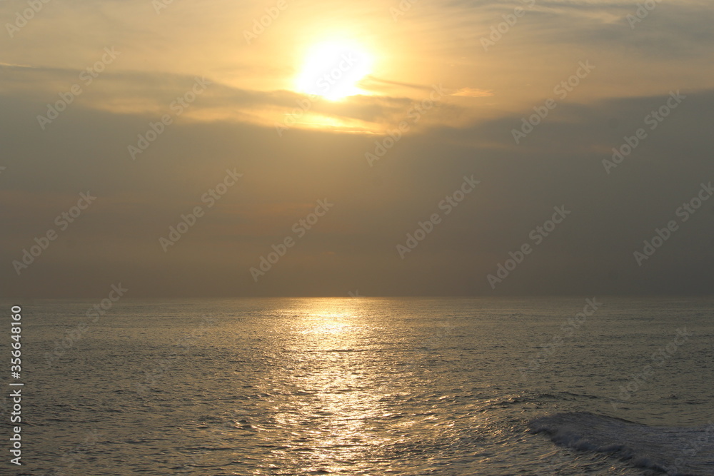 Fototapeta premium Beautiful Sun Raise at Kanyakumari Bay of Bengal at 5 o clock