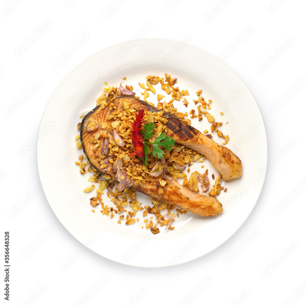 Naklejka premium Fried Salmon with Garlic and Thai peppers