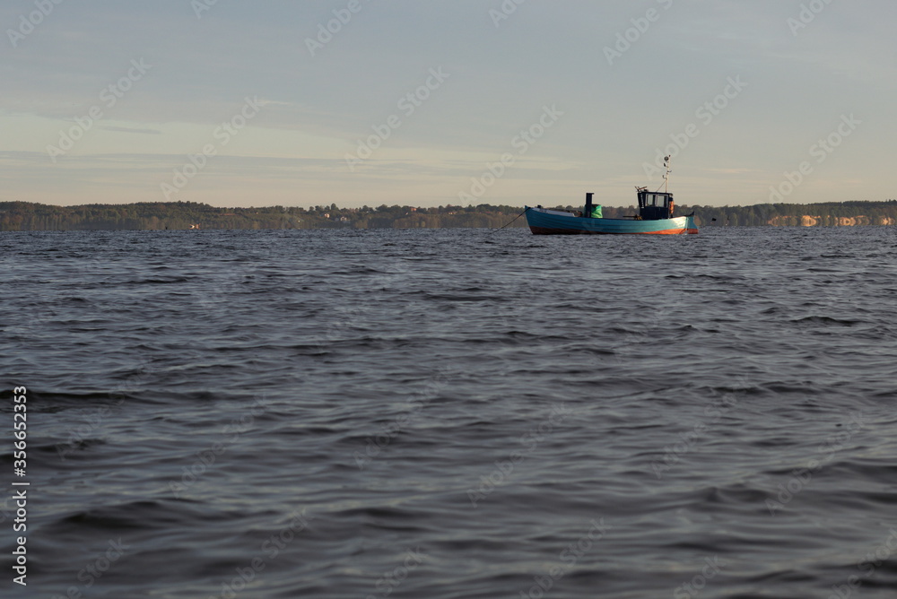 łódź rybacka w czasie wschodu słońca