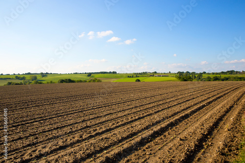 Champ fraichement labour   par un agriculteur au printemps.