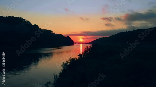 美しい自然が育んだ幻想的な夕焼けを空撮（アングル３）