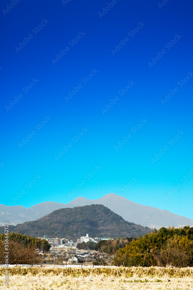 二上山を背景にした畝傍山青空バック