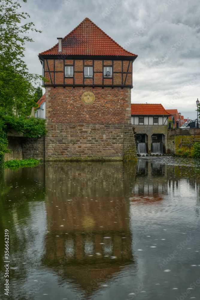 Obraz premium Historische Mühle an einem Teich im Zentrum von Lüdinghausen