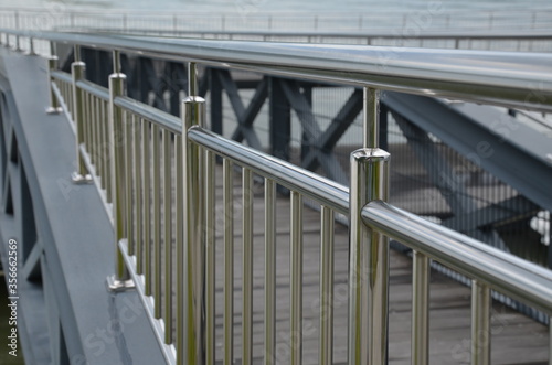 balustrady z nierdzewki , poręcze ze stali nierdzewnej , wyroby ze stali nierdzewnej , polerowana stal , poręcze , konstrukcje stalowe , stalowe konstrukcje , poręcze metalowe