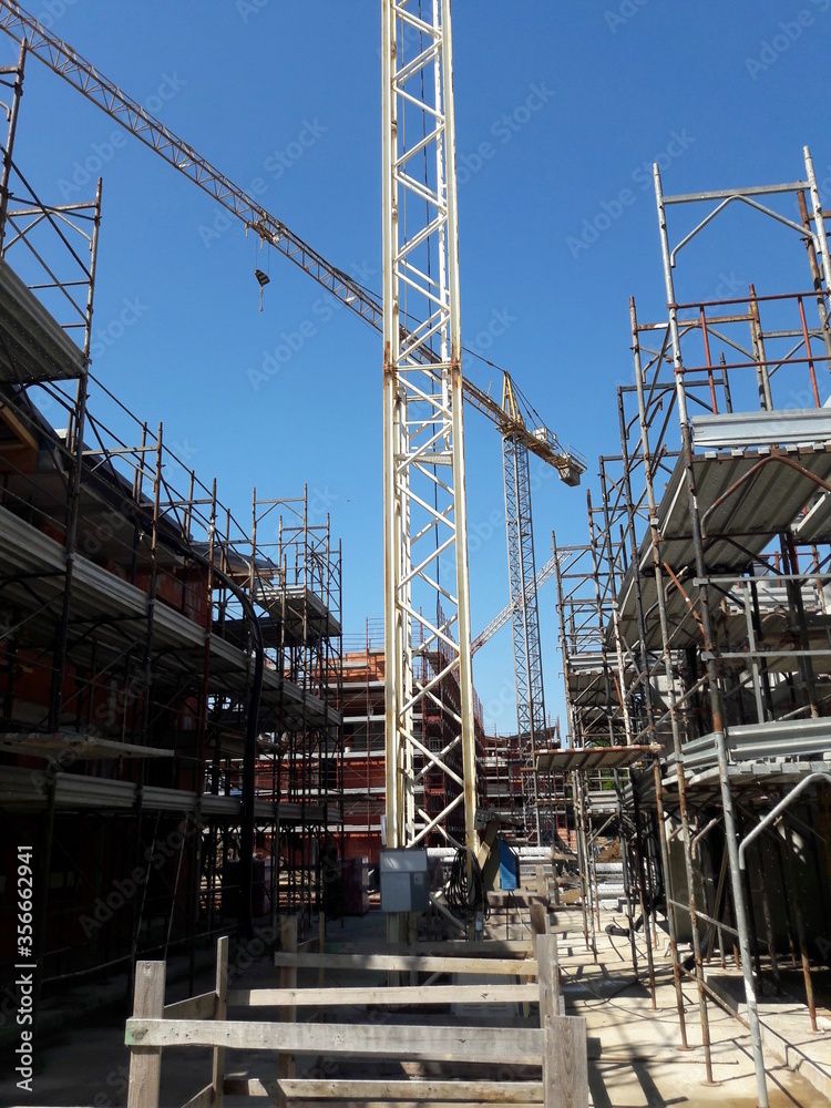 Cantiere edile in primavera - gru e ponteggio Cantiere edile in primavera - gru e ponteggio