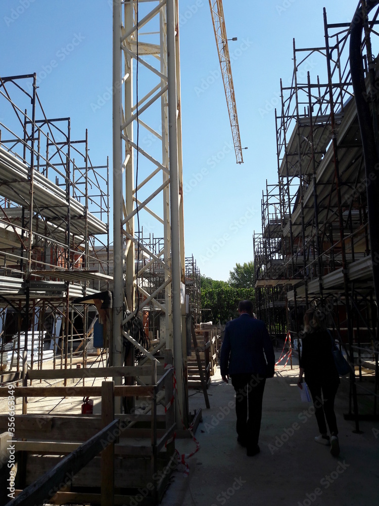 Cantiere edile in primavera - gru e ponteggio Cantiere edile in primavera - gru e ponteggio