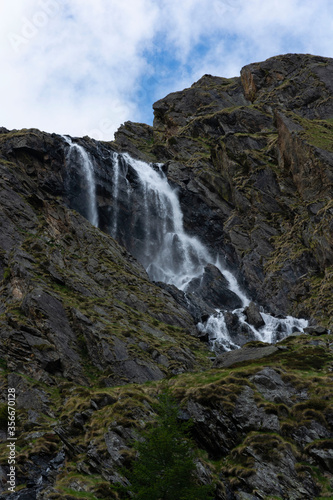 Cascata in alta montagna