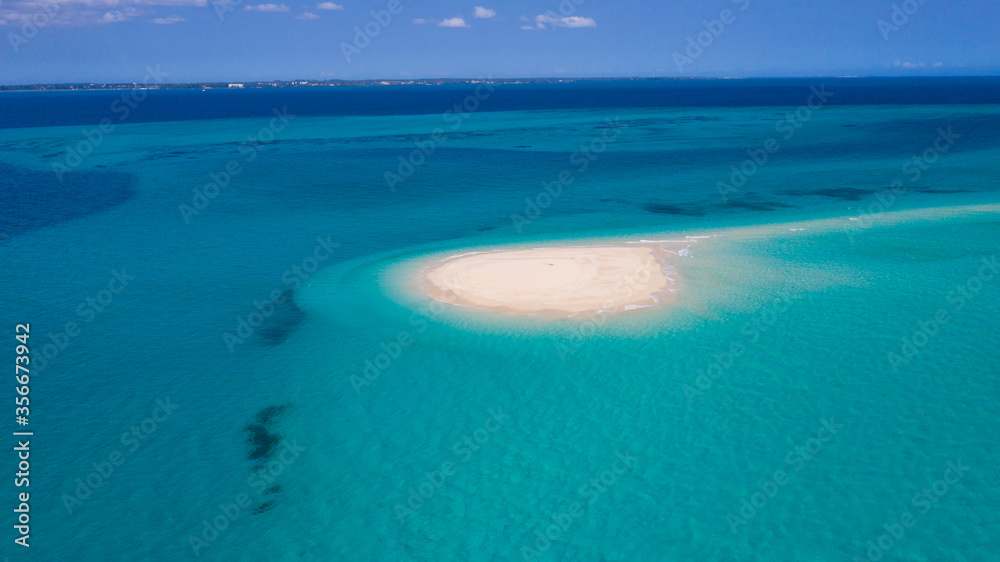 Obraz premium Sandbank with tide coming in almost covering it.