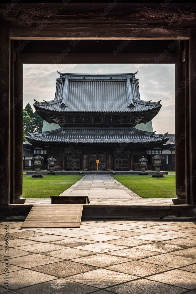 Obraz premium Entrance to Zuiryuji Temple in Takaoka, Toyama, Japan