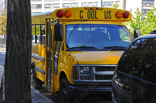 Bus scolaire jaune américain nommé school bus, renommé cool US, garé à l'entrée nord de central park à manhattan.