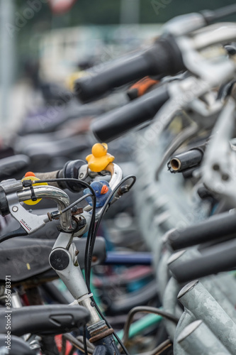 Fahrradständer mit Fahrrädern