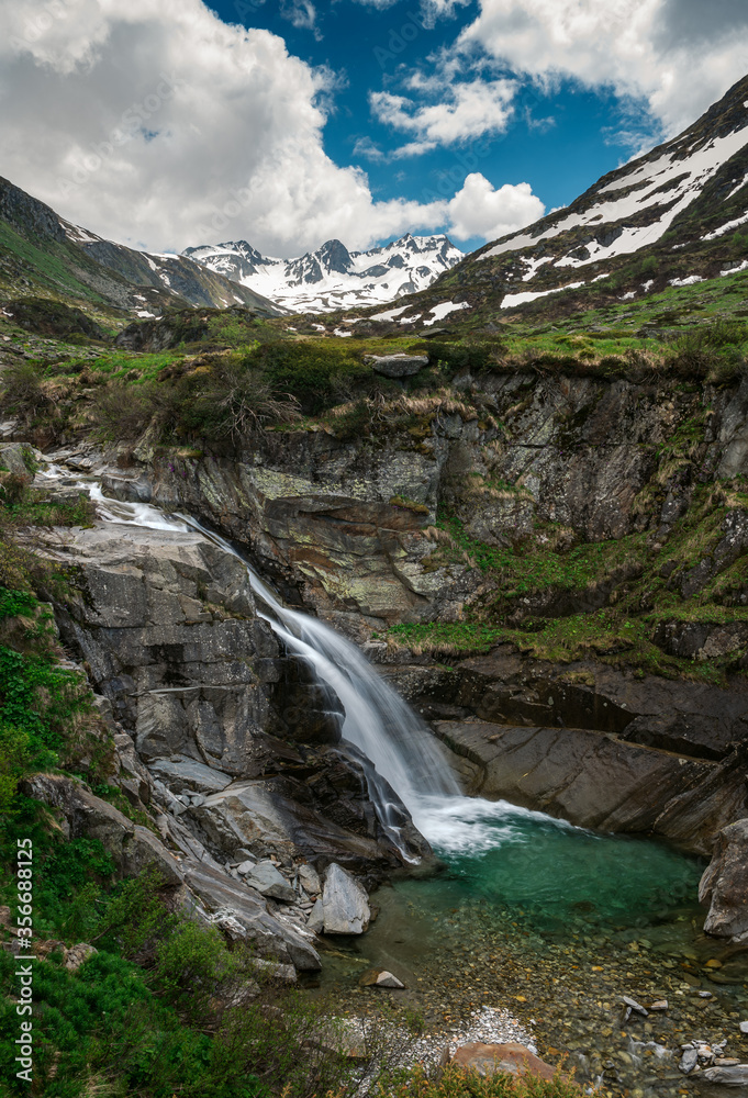 Langzeitbelichtung eines kleinen Wasserfalls mit Pool im Unteralptal bei Andermatt Langzeitbelichtung eines kleinen Wasserfalls mit Pool im Unteralptal bei Andermatt