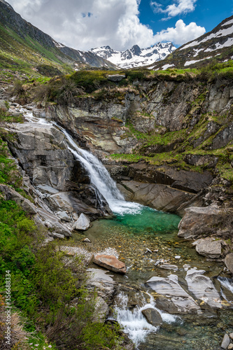 kleiner Wasserfall mit Pool im Unteralptal bei Andermatt