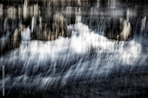 Wilder Eisbach in der Innenstadt von München