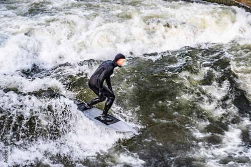 Surfer auf dem Eisbach in München